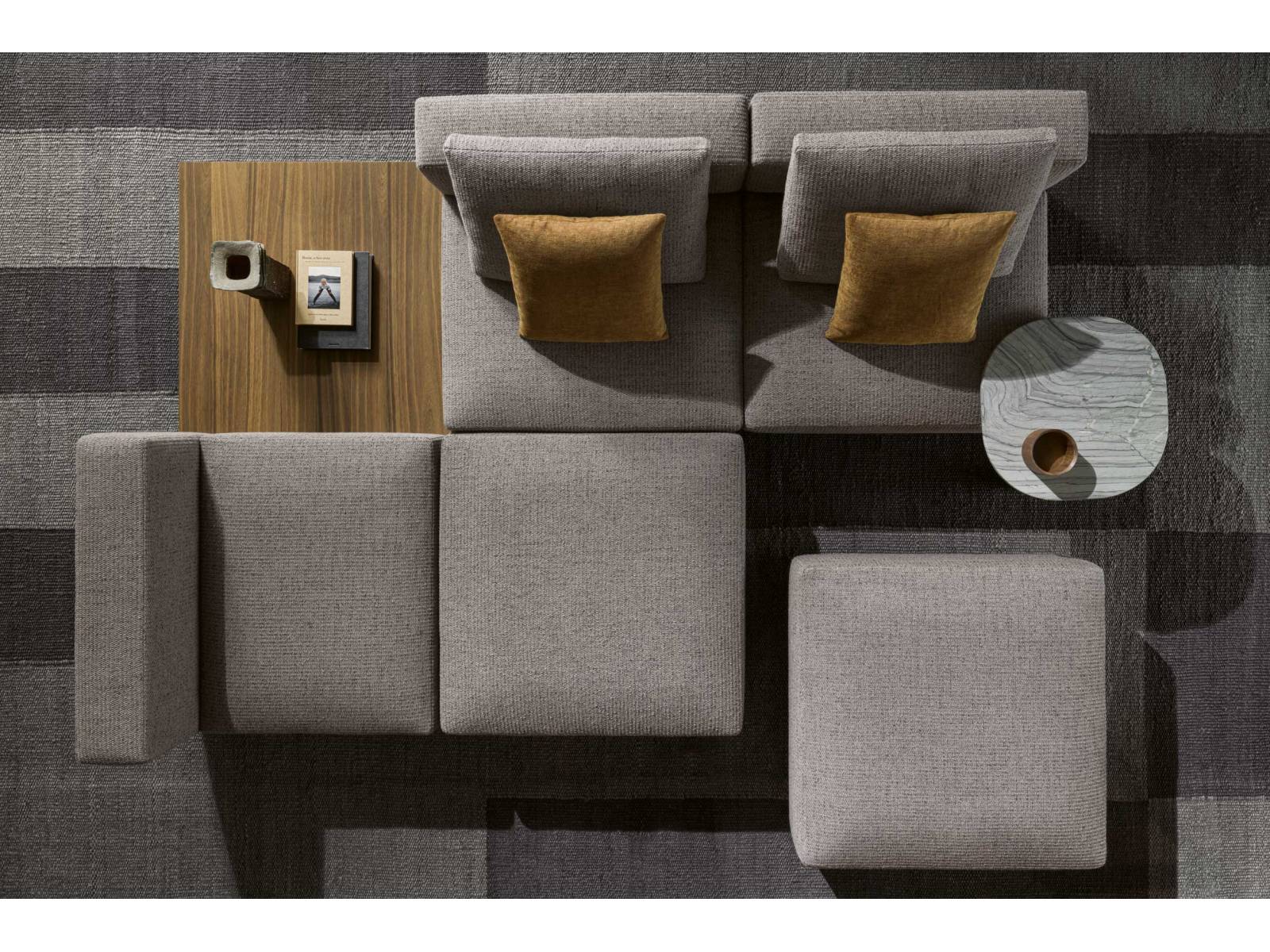 «Marteen» ist nicht nur ein bequemes Sofa, sondern auch Stauraum für all die Wohnzimmeraccessoires, die wir brauchen, aber nicht ständig sehen wollen. Das Sitzmöbel kann, so Designer Vincent van Duysen, «unendlich erweitert und angeordnet werden — von Solitärmöbeln wie Poufs über den klassischen Zweisitzer bis hin zu Rundum-Sitzinseln». Molteni & C.