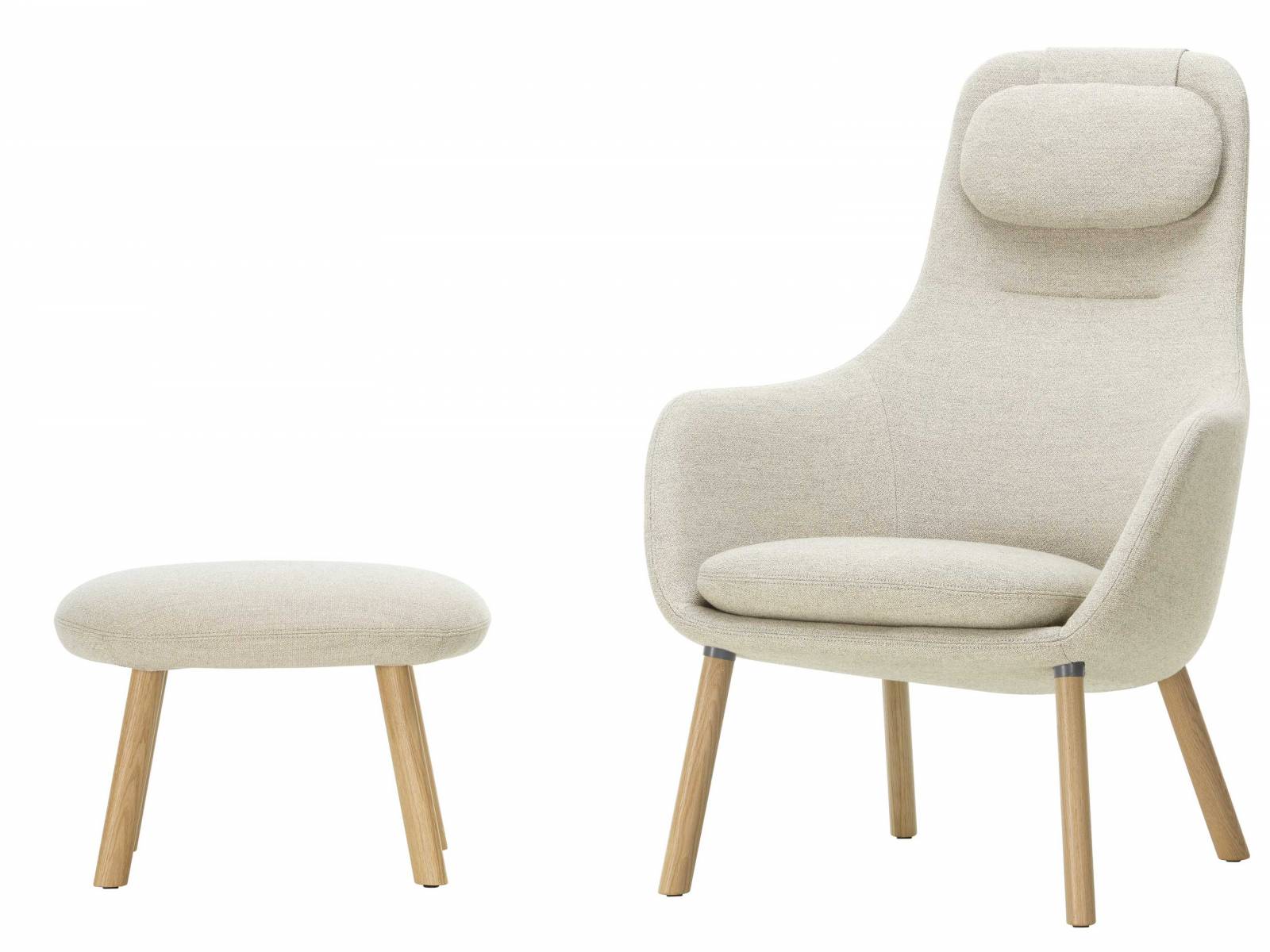 Zu der Stuhlserie «HAL» von Jasper Morrison gesellt sich nun ein Lounger mit Fusshocker. Die Neuinterpretation des weichen, gepolsterten Hochlehner-Sessels sieht mit Sitz- und Nackenkissen so bequem aus, dass man es kaum erwarten kann, darauf Platz zu nehmen. Das Modell ist in diversen Ausführungen erhältlich und mit einer Vielzahl an Stoffen und Ledern beziehbar. Vitra.