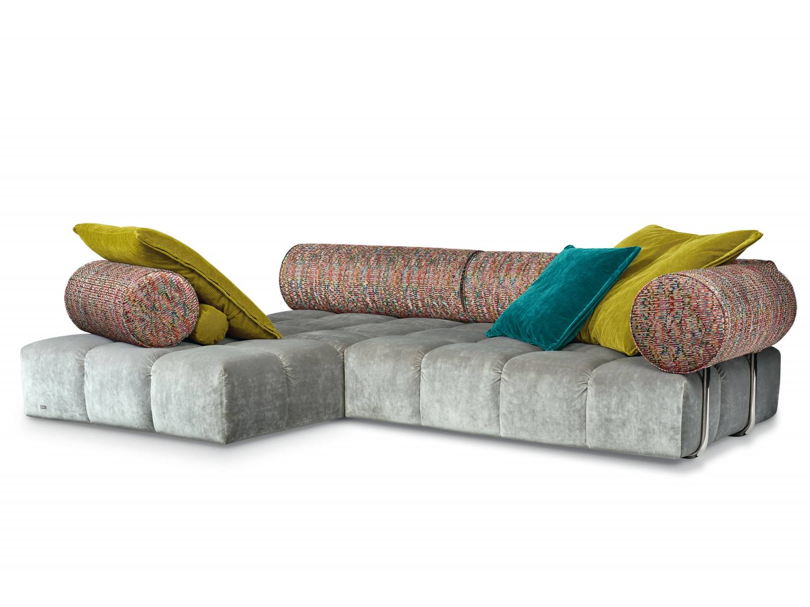 Für «Ed» liess sich Designerin Pauline Junglas nicht zuletzt von der schrillen und bunten Designszene der 1970er- und 80er-Jahren inspirieren. Das Sofa ist unkonventionell, weicht von den klassischen Formen ab und entspricht damit der typisch kreativen Designsprache des Polstermöbelherstellers. Bretz.