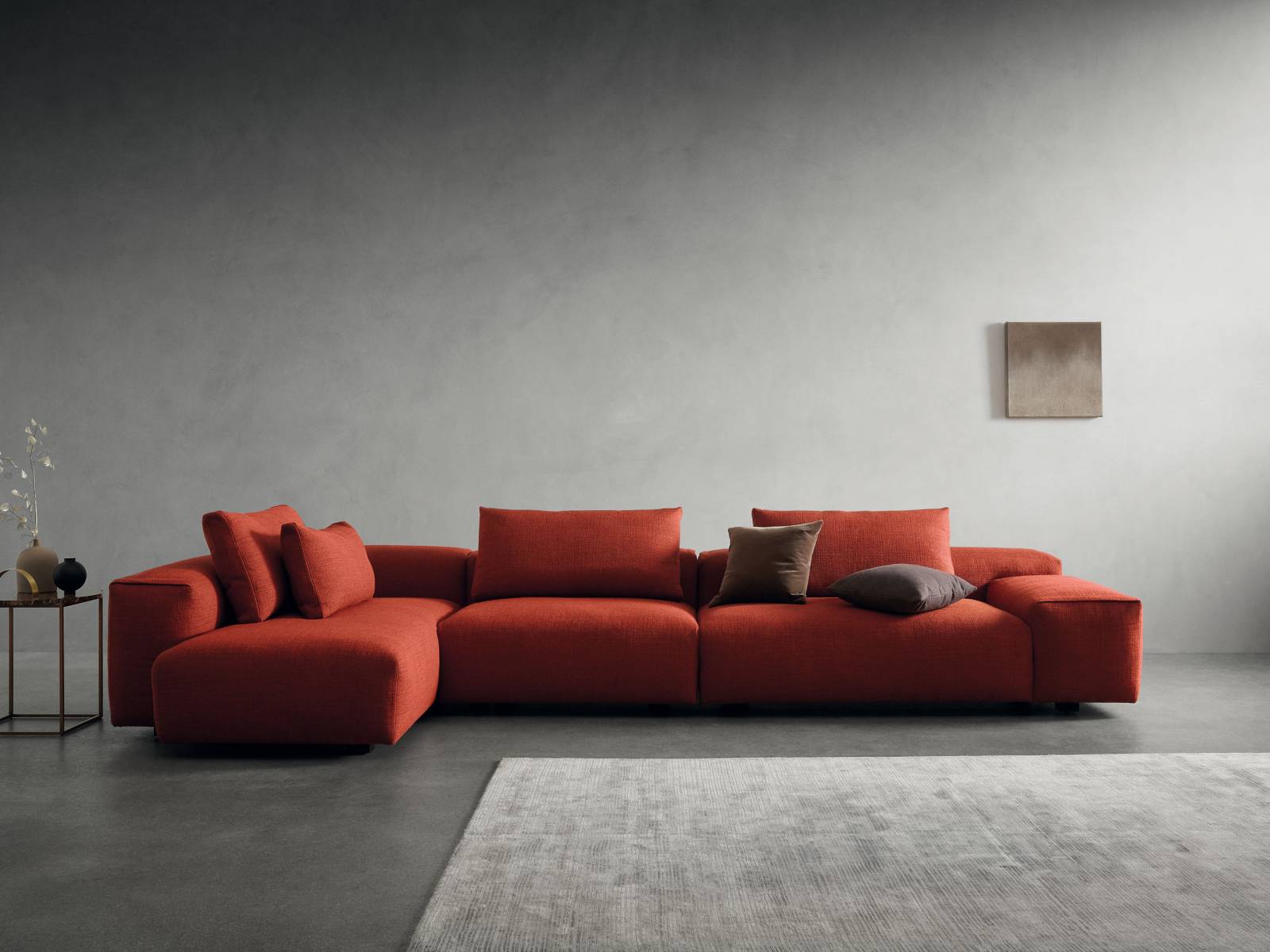 Taten sagen mehr als Worte. Also – reinsetzen und wohlfühlen, denn nur so lässt sich «Raft», das komfortable, weich gepolsterte Sofa des dänischen Designstudios 365° North am besten erleben. Die voluminösen Polster der asymmetrisch angeordneten Elemente sorgen für Entspannung und fügen sich harmonisch in jeden Raum ein. Erhältlich in verschiedenen Farben und Grössen. Wendelbo.