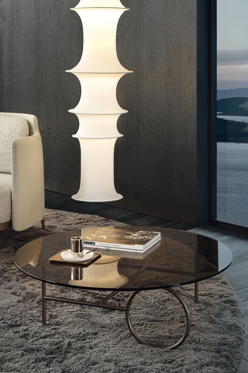 Beistelltisch «Ring» verkörpert das für Nendo Design typische Spiel mit geometrischen Formen. Geraden und Kurven der leichten Metallstruktur halten sich die Waage und werden von einer Tischplatte aus bronziertem Glas, Calacatta Marmor oder gebürsteter Esche ergänzt. Minotti.