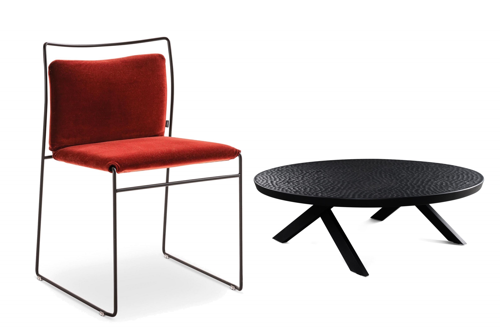 Links: Alte Liebe rostet nicht: Der stapelbare Stuhl «Tulu» von Designer Kazuhide Takahama kam erstmals 1968 auf den Markt und lässt auch in diesem Jahr bei seiner Wiedereinführung die Herzen höher schlagen. «Tulu» steht für bauliche Avantgarde und ein innovatives Herstellungsverfahren, das es ermöglicht, die Struktur in einem einzigen Prozess zu fertigen. Cassina.  Rechts: Wie alle Möbel und Wohnaccessoires des bosnischen Unternehmens löst auch dieser Couchtisch den instinktiven Impuls aus, seine handgeschnitzte Oberfläche berühren und fühlen zu wollen. Zur Touch-Kollektion zählen auch ein Esstisch, Bänke, Hocker, eine Konsole und Leuchten. Design: Studioilse. Zanat.