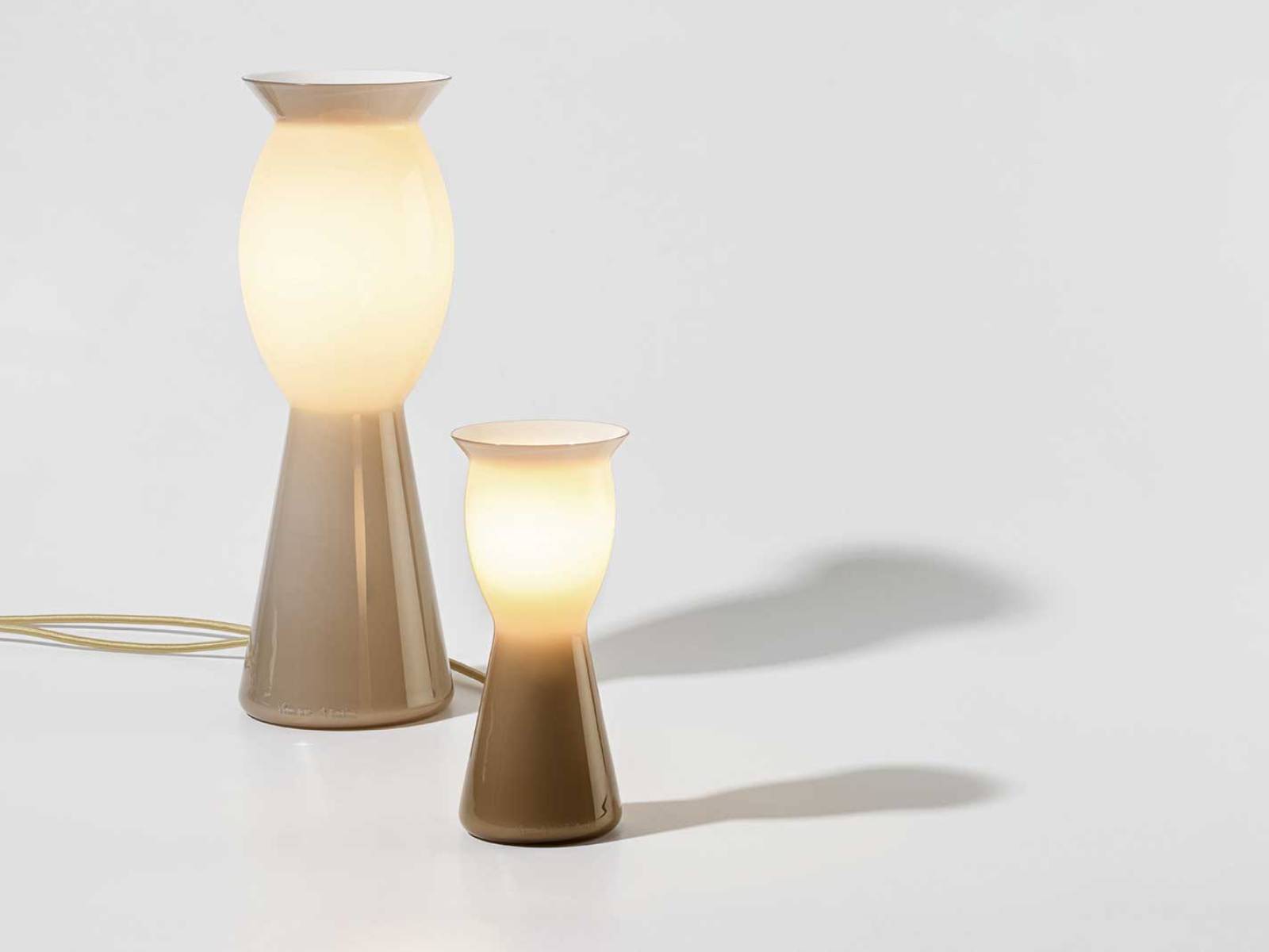 «Idalion Luminoso» von Alessandro Mendini kehrt als Re-Edition zurück. Handgefertigt in Murano, zeigt sie das ikonische Design der ­frühen 90er-Jahre in warmer Mokkafärbung. Feines Glas und präzise Handwerkskunst machen die Leuchte zu einem Ausdruck italienischer Designkultur und zeitloser Eleganz. VENINI.