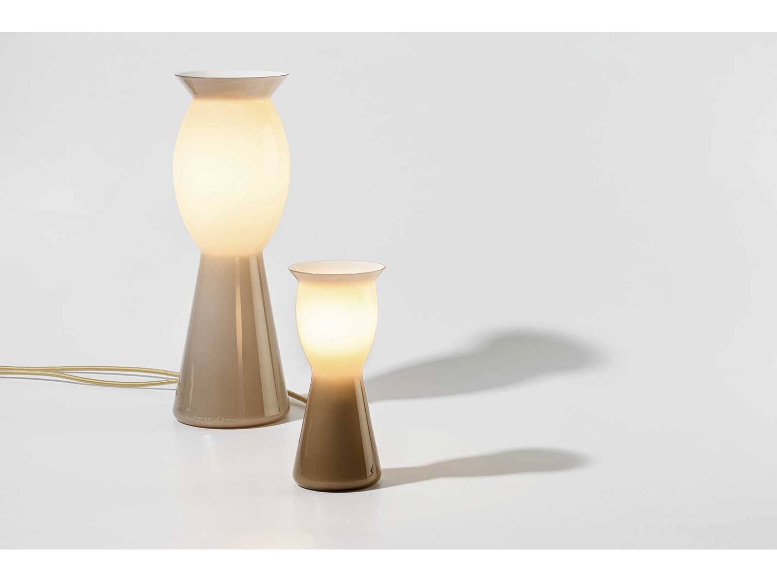 «Idalion Luminoso» von Alessandro Mendini kehrt als Re-Edition zurück. Handgefertigt in Murano, zeigt sie das ikonische Design der ­frühen 90er-Jahre in warmer Mokkafärbung. Feines Glas und präzise Handwerkskunst machen die Leuchte zu einem Ausdruck italienischer Designkultur und zeitloser Eleganz. VENINI.