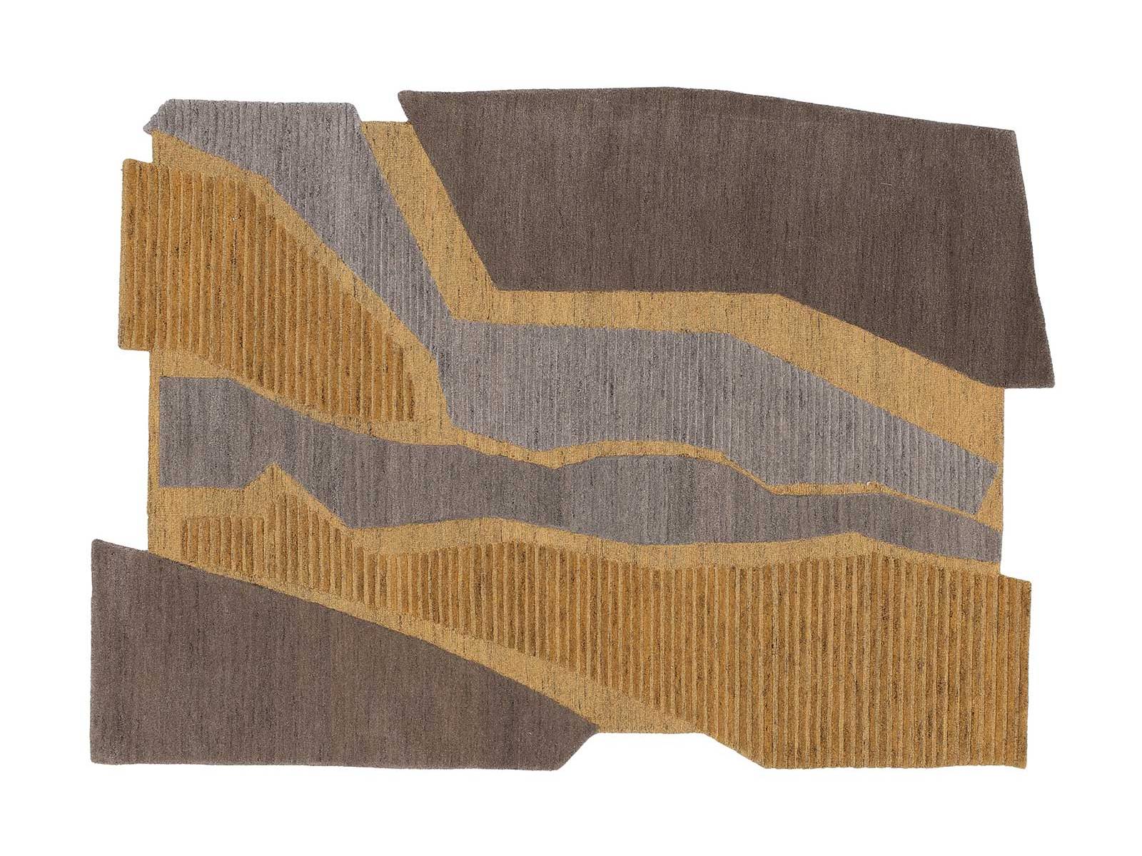 Der Teppich «Brüggler» von Christoph Hefti vermittelt traditionelle Handwerkskunst in modernem Gewand. Geometrische Formen und unterschiedlich strukturierte Flächen erzeugen ein spürbares Spiel aus Textur und Material, das zugleich reduziert wirkt und eine warme, behagliche Ausstrahlung im Raum schafft. PFISTER.