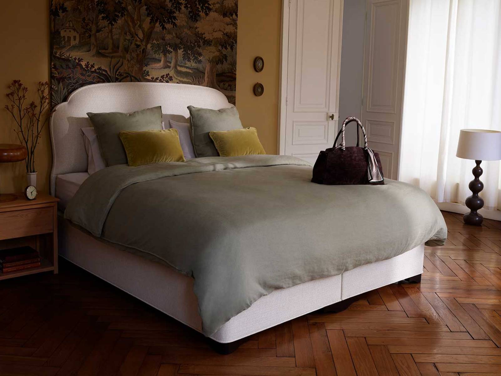 Die «Classic Collection» des britischen ­Herstellers verbindet Handwerk und Ästhetik für ein ­Schlafzimmer, das Geborgenheit und Eleganz ausstrahlt. VISPRING.