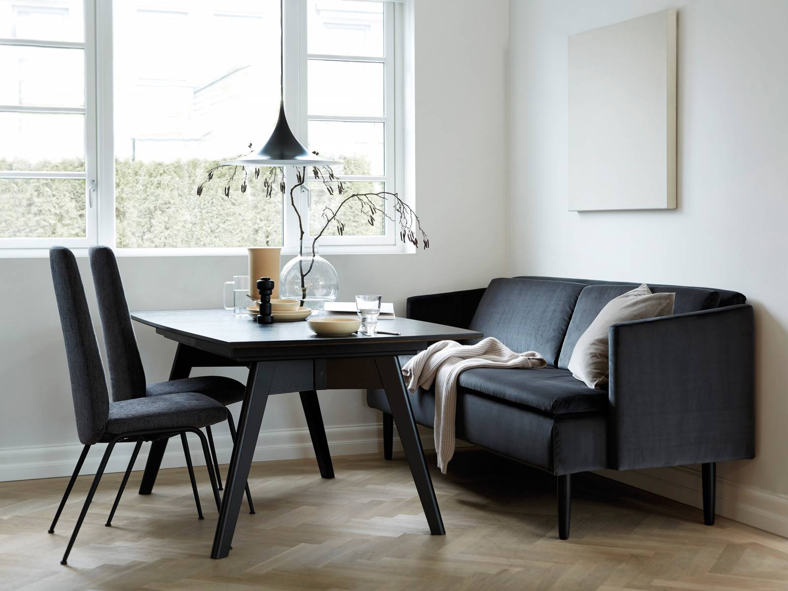 Lädt zu einer geselligen Runde ein: die Dining-Kollektion, bestehend aus den Stühlen «Laurel», Tisch «Madeira» und Sofa «Spice». Für alle Komponenten stehen verschiedene Materialien zur Auswahl, angefangen beim Bezug der Sitzmöbel über die Tischplatte bis hin zur Art der Möbelbeine. Stressless.
