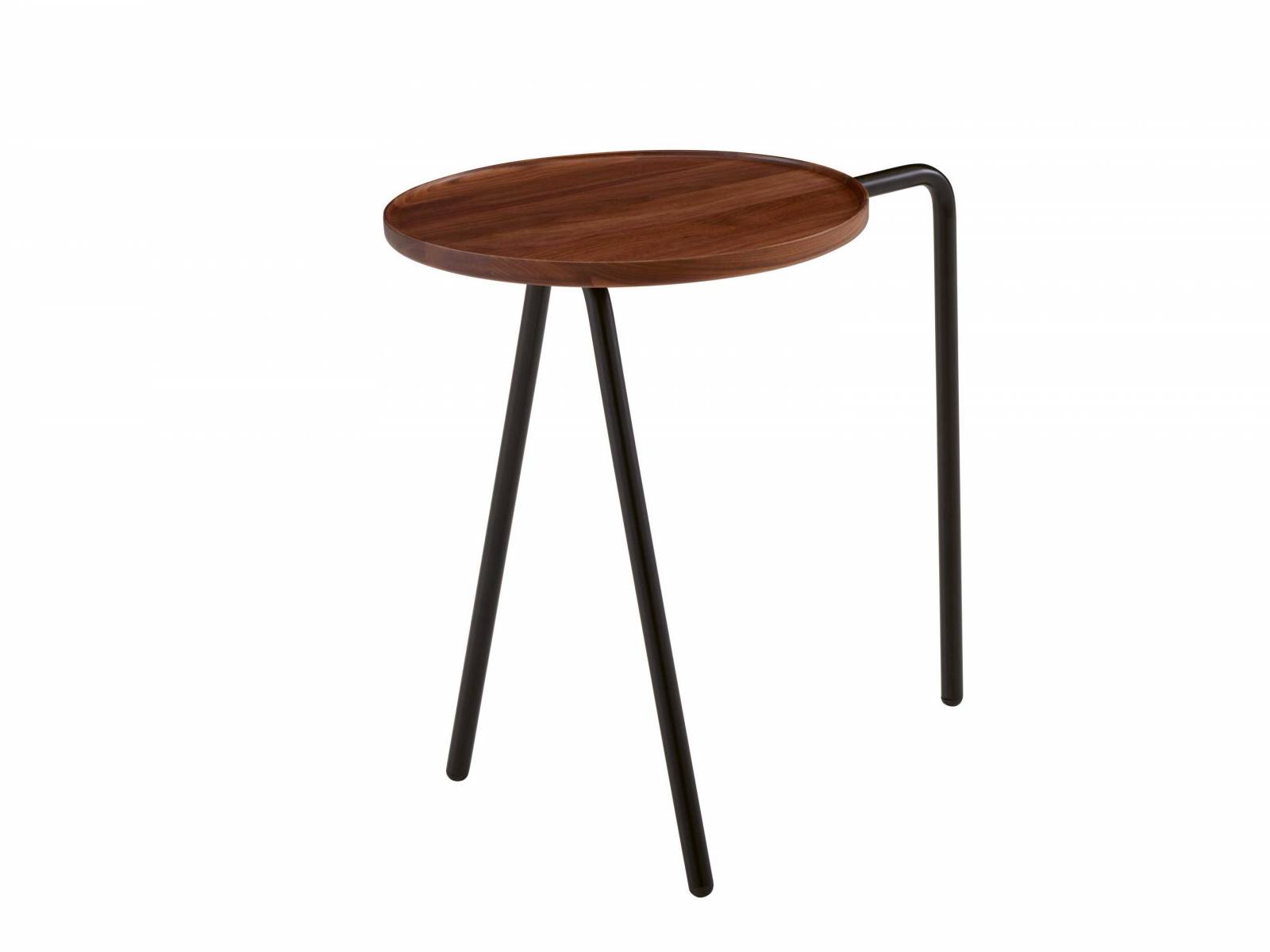 Findet noch im kleinsten Zwischenraum ein Plätzchen: Der dreibeinige Beistelltisch «Frà» wird ganz einfach zwischen die Sitzflächen eines Modulsofas geschoben, fertig ist die praktische Ablage. Design: E-GGS. LIGNE ROSET.