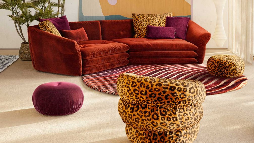 Individueller Wohnstil mit Sofa, Sessel und Hocker