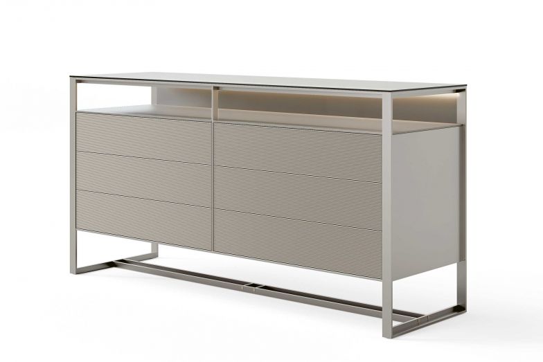 Dank ihrer zeitlosen Ästhetik und langlebigen Qualität werden die Möbel der Kollektion «Rialto» zu lebenslangen Begleitern: Für den Schrank mit sechs Schubladen wählte Giuseppe Bavuso Materialkombinationen wie elegante Aluminiumstrukturen, mattes oder glänzendes Glas sowie Holz. RIMADESIO.IT