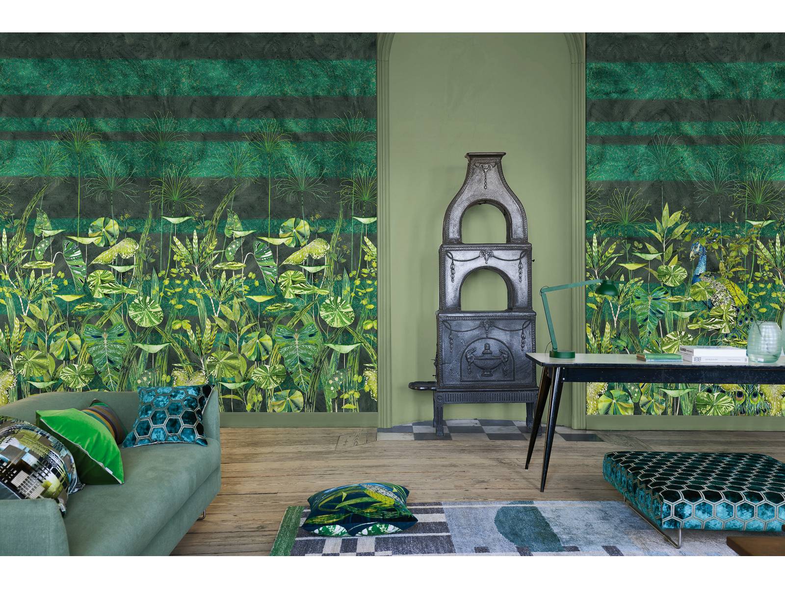 Auch ohne gärtnerisches Know-how gedeihen diese Pflanzen, Blätter und Palmen prächtig: In leuchtenden Viridian-Tönen, Farbnuancen zwischen Blau und Grün, sorgt «Arjuna Leaf» für eine tropische Atmosphäre im Wohnraum. Erhältlich als Tapete oder auf Stoff gedruckt. Designers Guild.