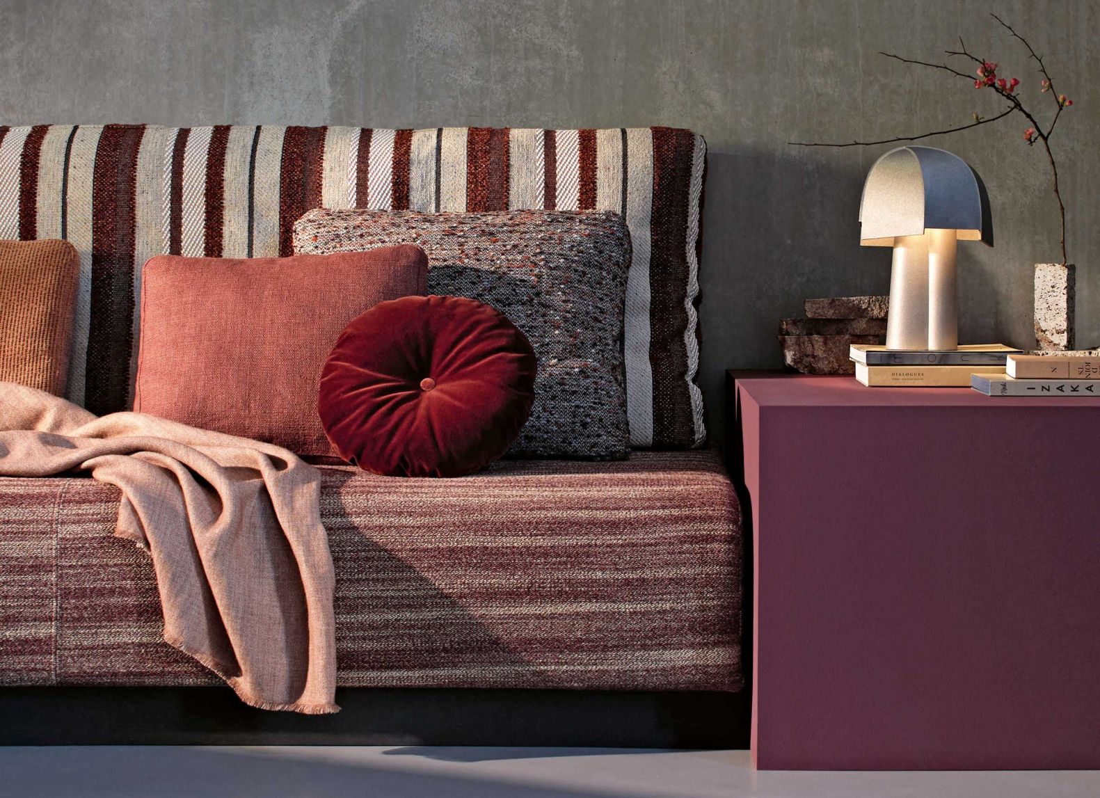 «Perfect Moments» ist der Name der neue Kollektion aus raffinierten Bezugs- und Dekostoffen, die in warmen Farben und dezenten Mustern Lust auf ein Umstyling der Wohnung machen. Die unterschiedlichen Ausführungen und Designs lassen sich ganz individuell miteinander kombinieren. LUIZ.COM