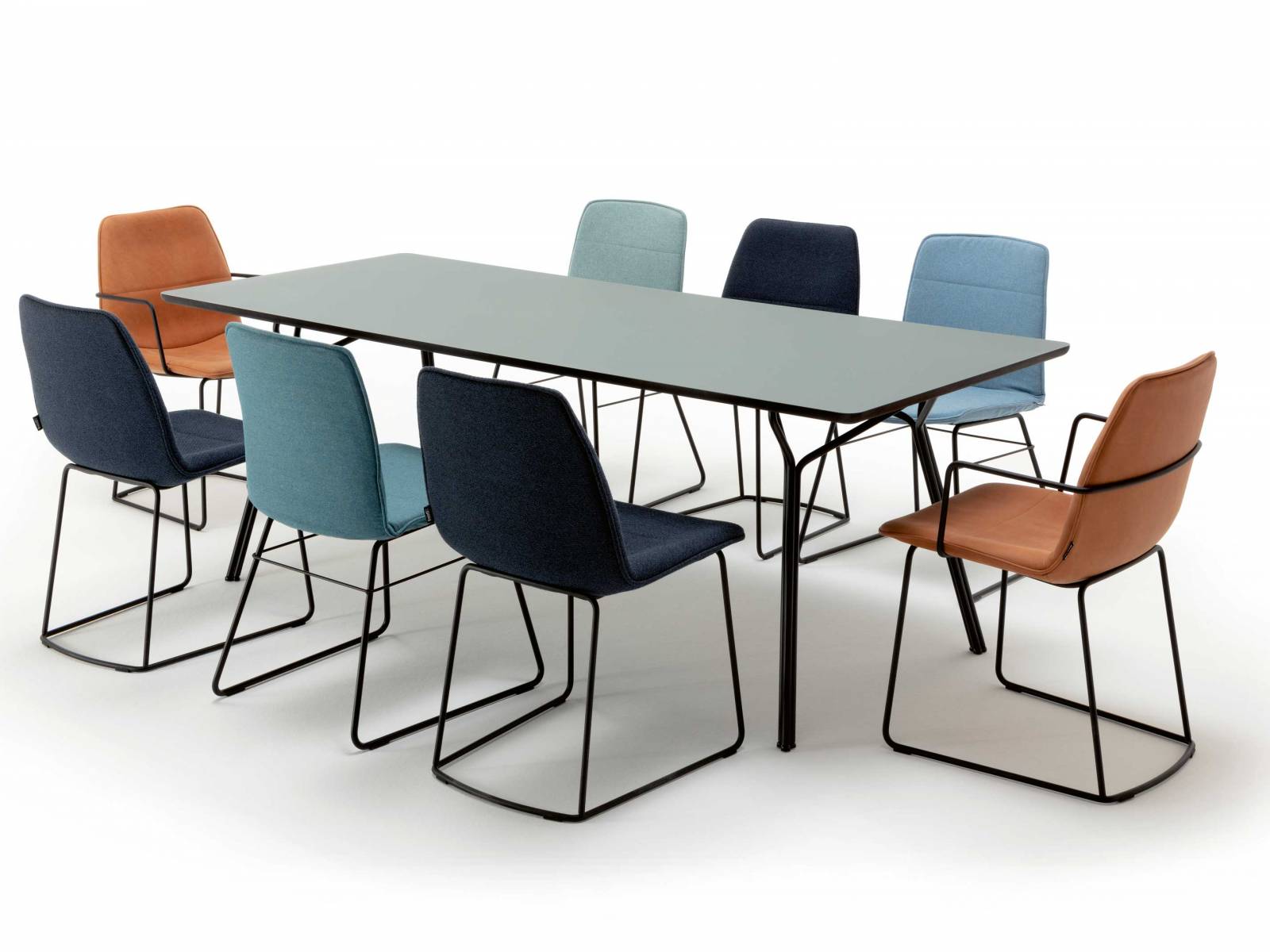 Schön gedeckte Tafel, Homeoffice-Platz oder Bastelfläche für den Nachwuchs? «Freistil 120» drängt niemanden zu einer Entscheidung, denn der neuste Tisch der Dining-Kollektion ist echt flexibel – in zwei Grössen erhältlich, mit Holz- oder Stahlgestell und einer Tischplatte in massiver Eiche oder langlebigem Fenix. Design: Johannes Steinbauer. Freistil.