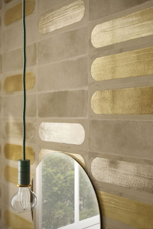 Edel kommt die Wand daher: Hier dank der neuen Wandkollektion Blaze, bei der matte Flächen mit glänzenden und von Hand aufgetragenen Elementen kombiniert werden. Die Platten können horizontal und vertikal angeordnet werden. Iris Ceramica.