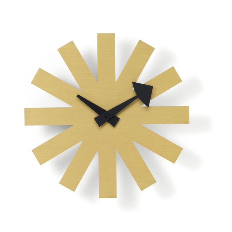 Sie ist ein Klassiker und wurde zu einer Zeit entworfen, in der noch nicht jede Sekunde zählte. Die Wanduhr «Asterisk» von George Nelson ist ein kultiges Accessoires aus Messing, das jede Wand verschönert, ohne dabei an die zerrinnende Zeit zu erinnern. Vitra.