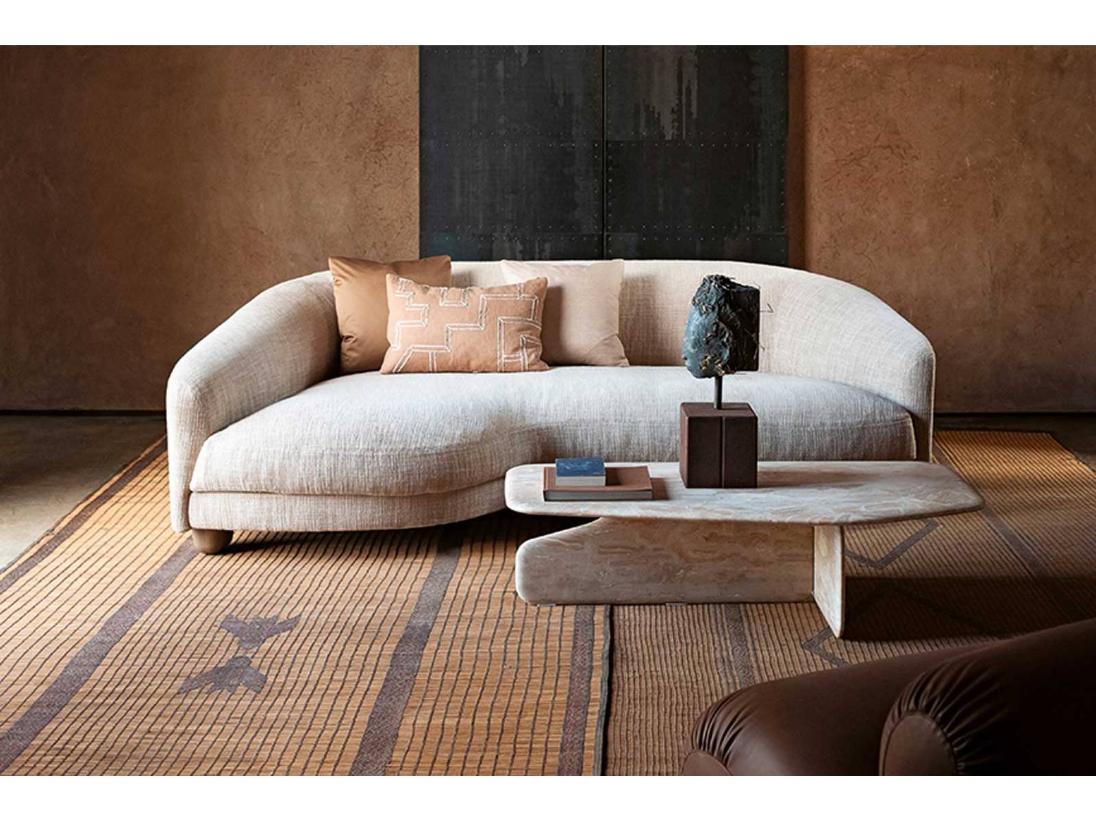 Jonas Wagell hat mit «Roma Nuvola» einen Klassiker neu interpretiert. Die sanfte Halbkreis-Kurve des Sofas wird durch eine eingebaute Chaiselongue gekonnt unterbrochen, was dem Möbel eine spannende Dynamik verleiht. tacchini.it
