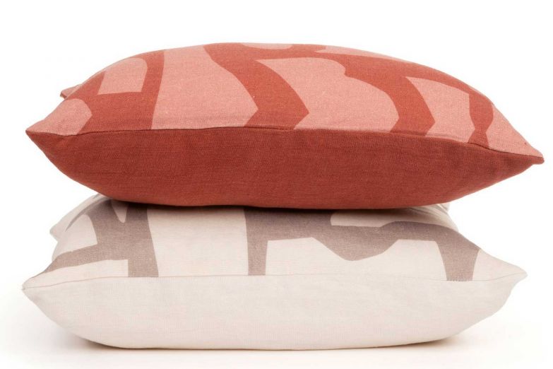 Textilien, ob Vorhänge, Plaids oder Kissen, sind die «Weichmacher» im Interior Design. Sie setzen Akzente, lockern auf und erfüllen meist auch eine Aufgabe. Diese Kissen hier gehören zur Kollektion «Sibylle», die in der erstmaligen Zusammenarbeit mit Studiopepe entwickelt wurde. Sie umfasst auch Vorhänge, Lampenschirme, Kimonos und mehr. ONCEMILANO.IT