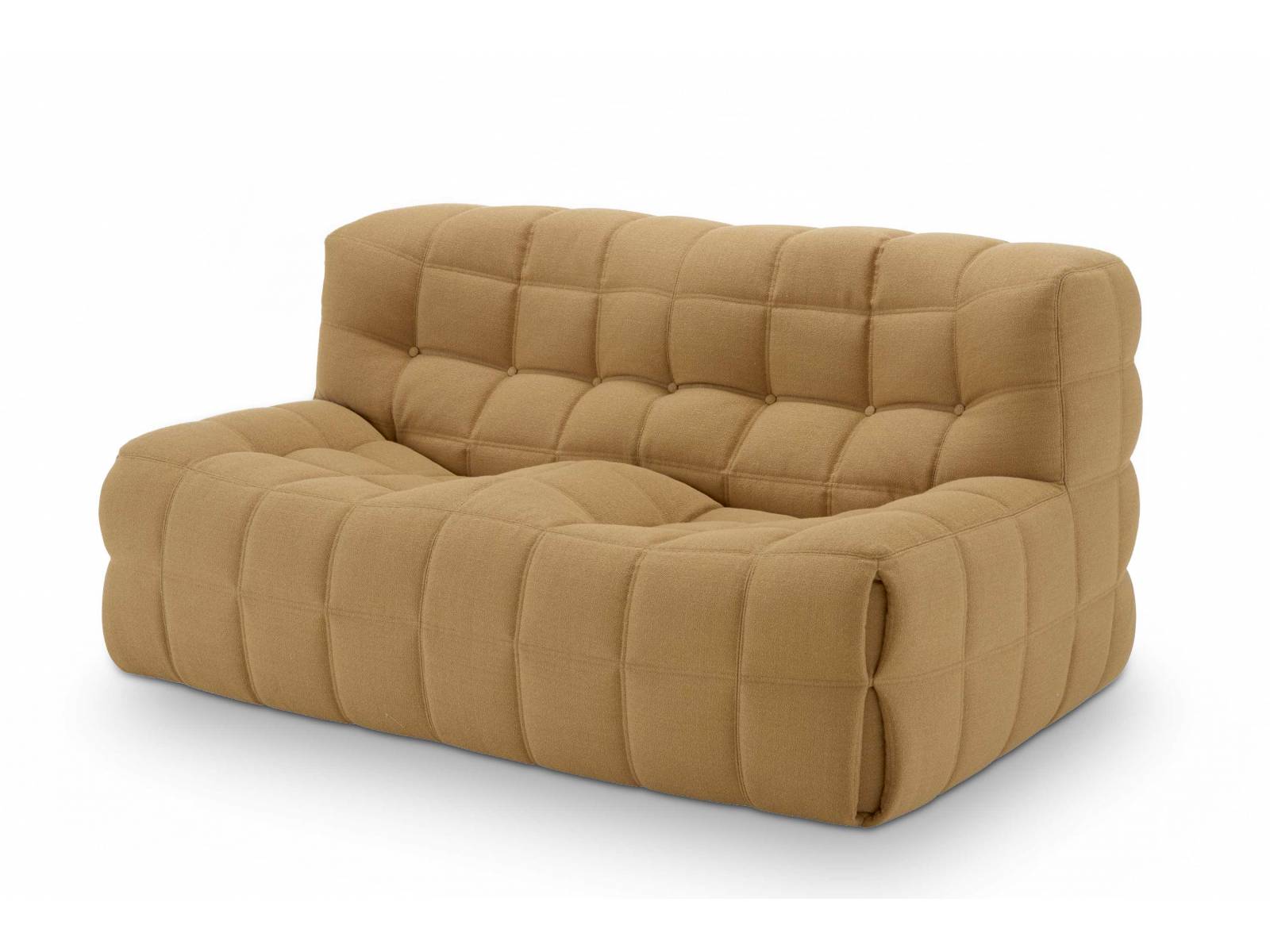 «Kashima» ist die Neuinterpretation eines klassischen Chesterfield-Sofas. Wie sein Vorbild hat es sehr grosszügige Formen, ist komplett gesteppt, hat aber auch neue Details wie die speziell vernähten Ecken. Design: Michel Ducaroy. LIGNE ROSET.