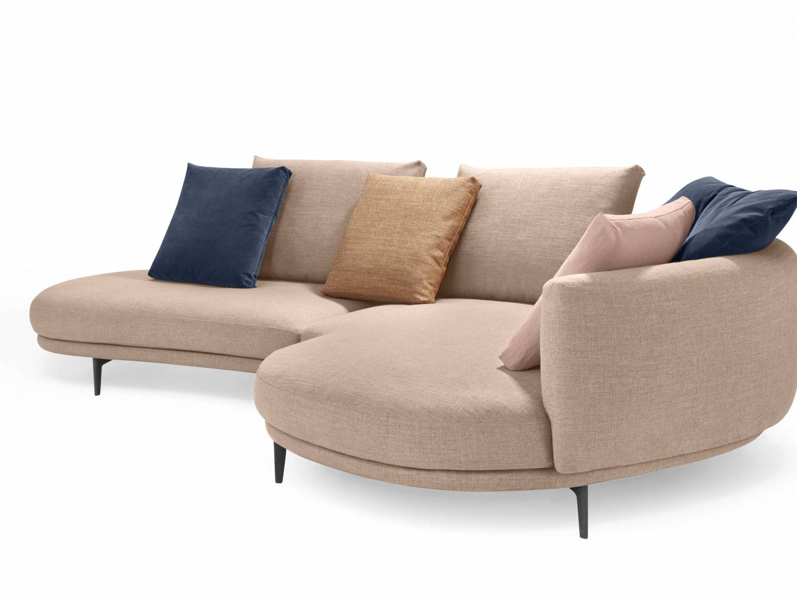 «Maaru» ist ein leichtes Sofa mit schönen Rundungen, aber auch eine Sitz- und Liegewiese für die ganze Familie. Design: EOOS. WALTER KNOLL.