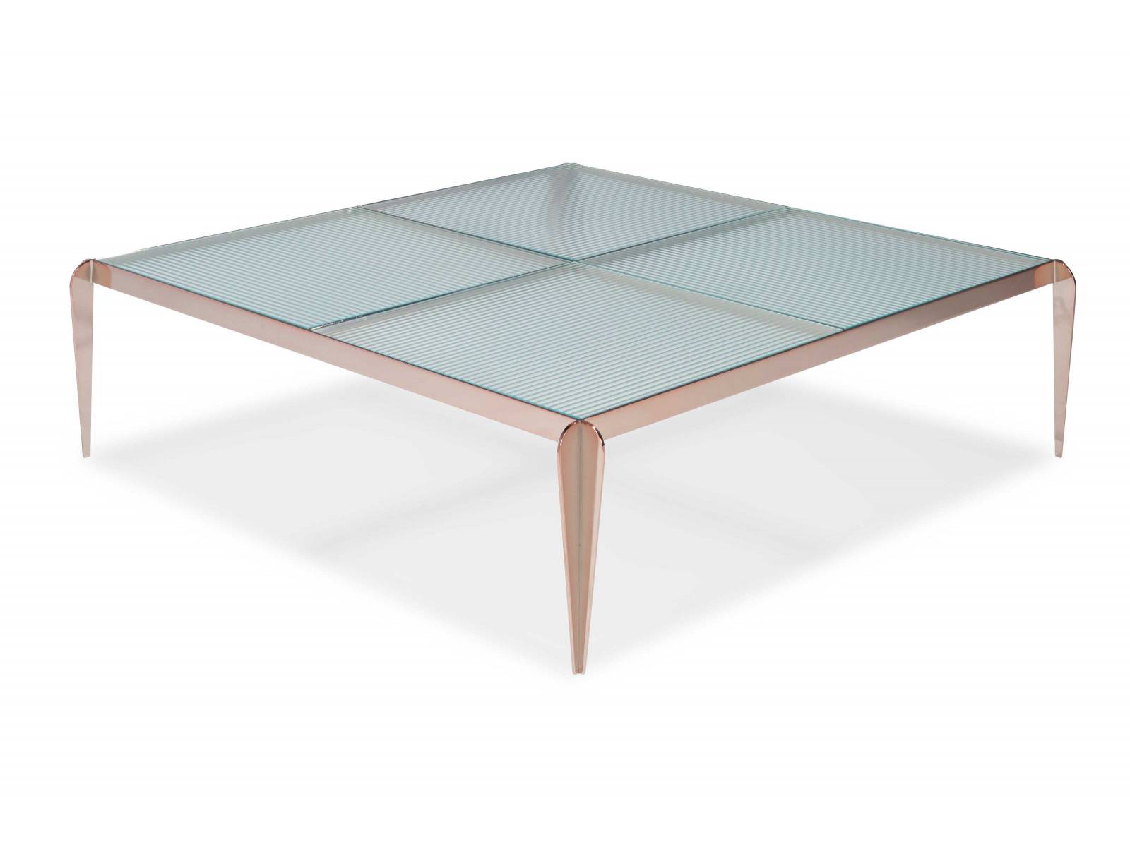 Wie der Teil eines Schachbretts wirkt der Couchtisch «Checker», der abwechselnd mit geriffelten und quadratischen Glasfliesen belegt ist. Sie ruhen auf einem schlichten Metallgestell, dessen Beine an den Ecken aussen sitzen. Foto: Nicolas Gallon. ROCHE BOBOIS.