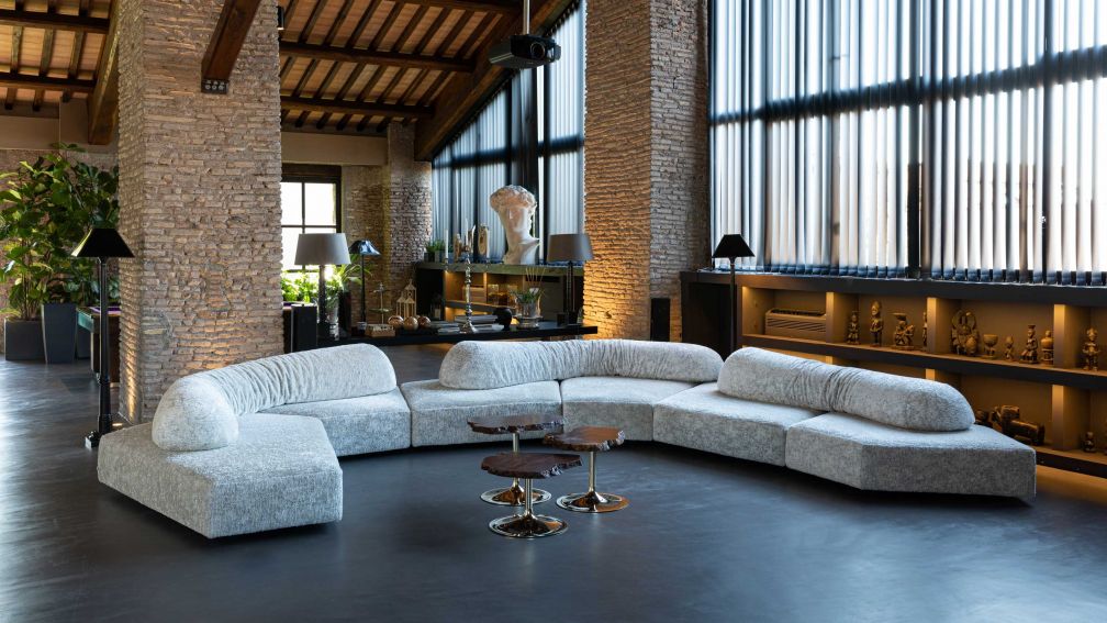 Im Wohnzimmer Seite an Seite